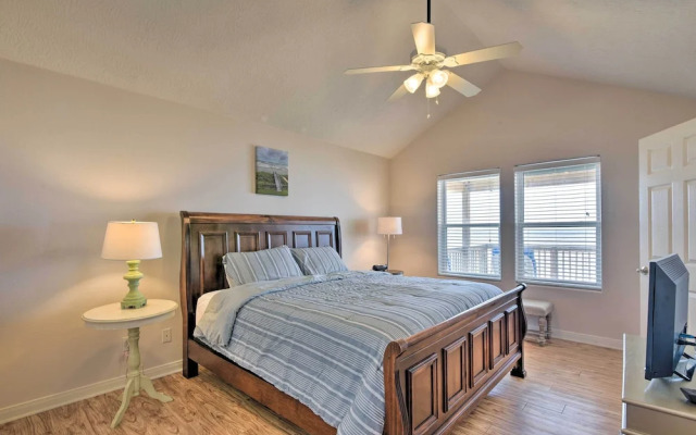 Beachfront Getaway w/ Deck & Views in Galveston