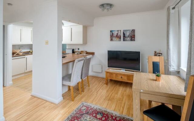 Spacious 2 bed Sleeps 5 With Parking nr Chelsea