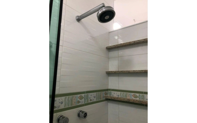 Moderno Estúdio 50m do mar com garagem e Wi-Fi