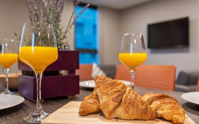 Central Modern Apartment with Fast Wifi Sleeps 6