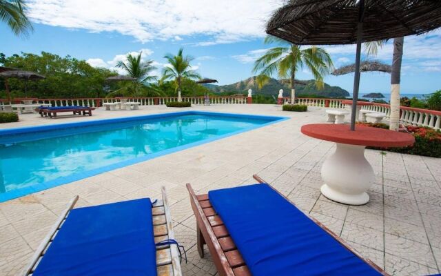 2BD Beauty With Big Pool - Walk to Beach