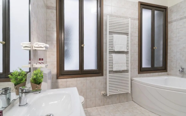 Santi Apostoli Venice Apartment