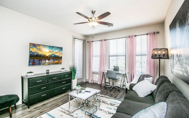 Rooftop Pool, Views, Close to Shops & Dining C4427