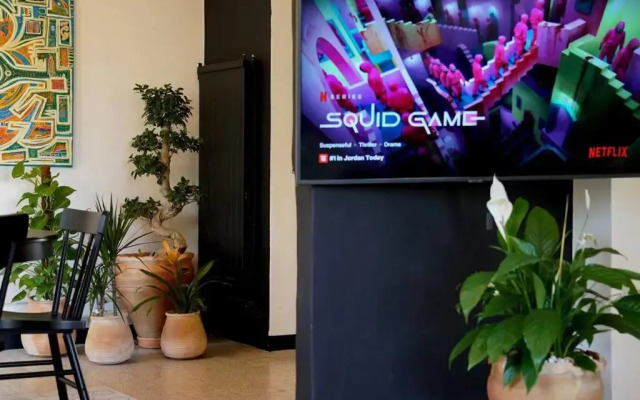 Inspiring 3Bed Unit with Sunny Balcony & Fireplace