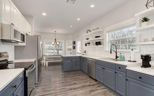 Modern Farmhouse - 2 Blocks to Downtown Square!