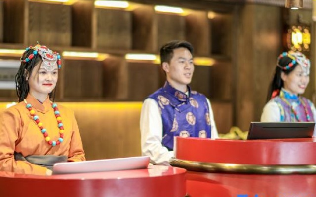 Shangri-La 5th Meteorite Light Year Hotel (Dukezong Ancient City Shop) – People – Shangri-La