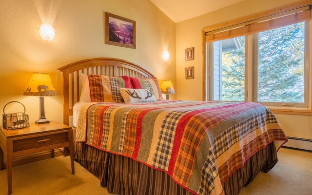 Private Home With A Beautiful Mountain Vista - Woods24 by RedAwning
