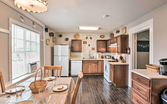 Cozy Galveston Apartment - Walk to Beach & Dining