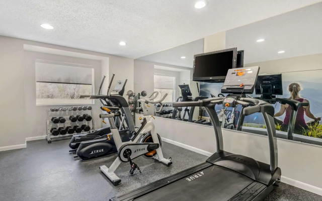 Clarion Pointe Staunton East