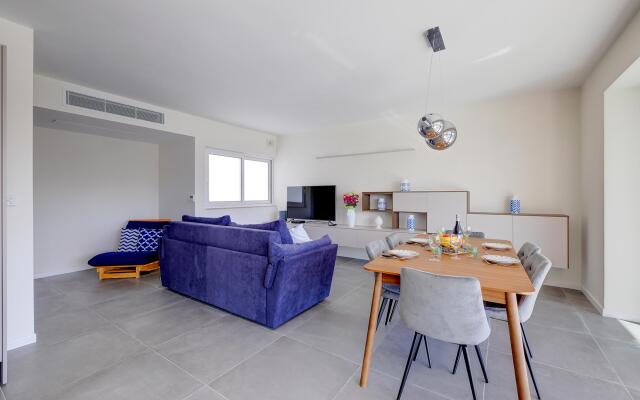 Stunning 3BR Apartment With Marina Views