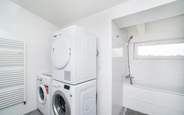 Central, Spacious, Modern 5 Bedrm duplex w/Balcony