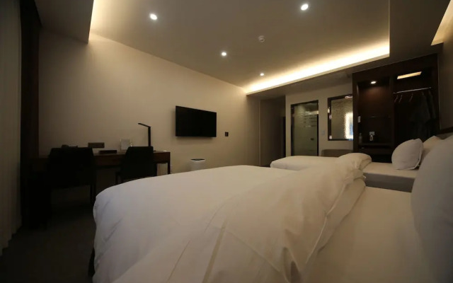 Hotel J's