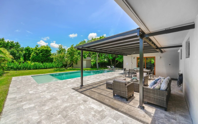 Awesome House with pool Westchester