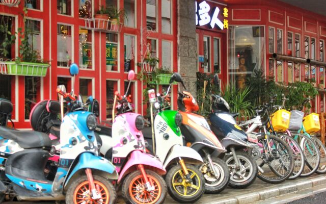 Many People Inn Shen Shan Road