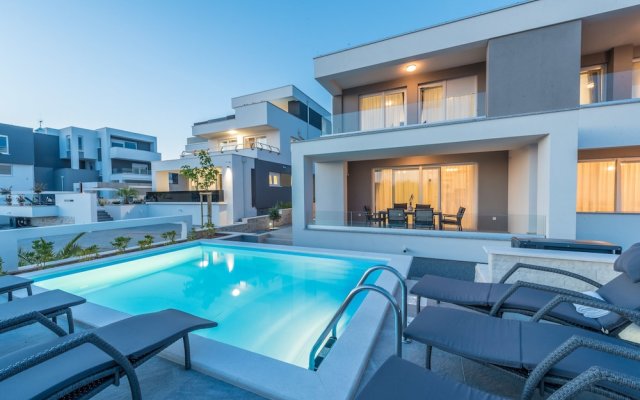 Apartments with Pool Villa Zora