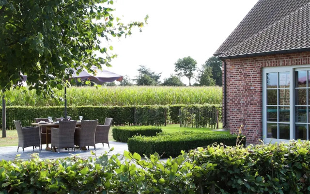 Peer Villa With Garden