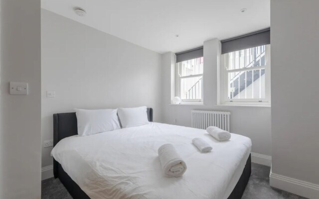 Chic & Spacious 2BD Flat -2 Mins to Baron's Court