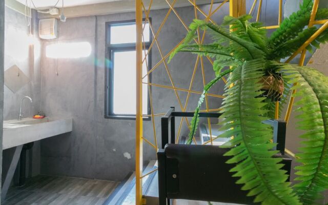 M Gray Hostel & Cafe