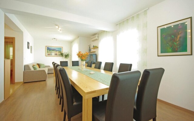 Amazing Home in Makarska With Wifi and 6 Bedrooms