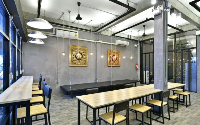 M Gray Hostel & Cafe