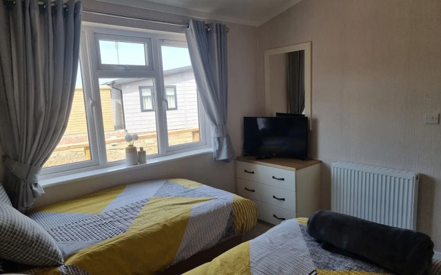 Remarkable 2-bed Luxury Lodge in Routh With Hottub