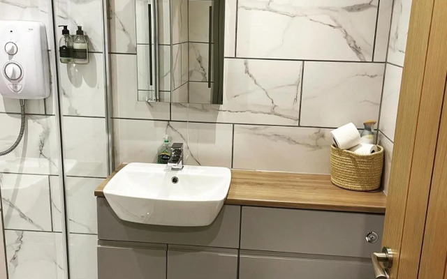 Sea View Modern Apartment - Sleeps 2