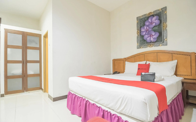 RedDoorz Near Trans Studio Mall 3