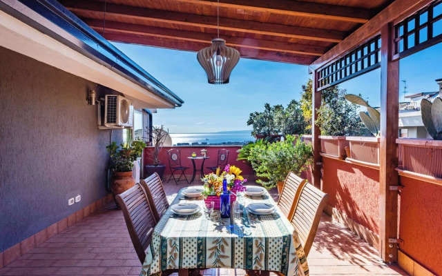 Golden Park Apartment with Terrace