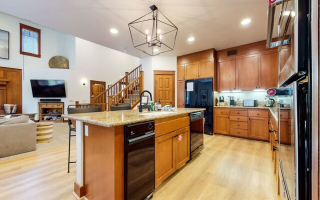 Timbers 6 Updated and Pet-Friendly, Private Jacuzzi, Private Garage by RedAwning