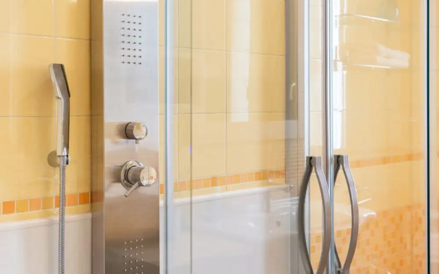 Bright flat next to the Vomero