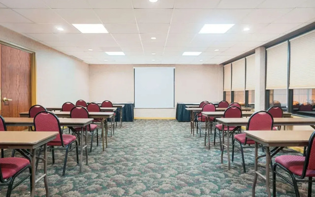 Ramada Plymouth Hotel And Conference Center