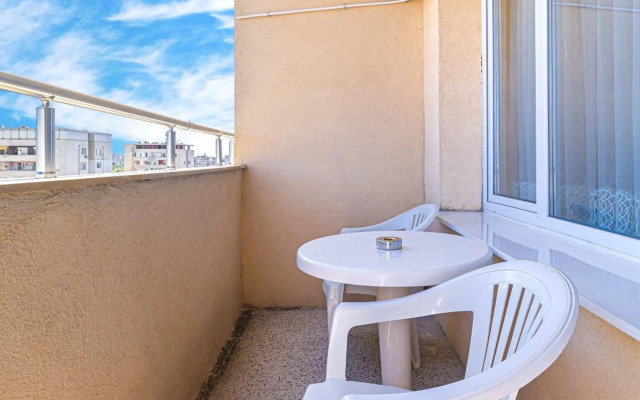 Bright Modern 2BD Apartment with Panoramic View