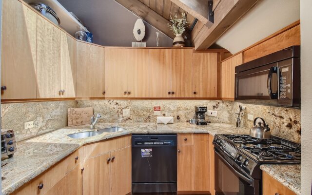 Spacious Mill Run 3 Townhouse Close to City Attractions by RedAwning