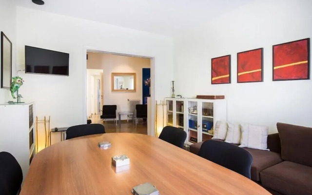 Central apartment with 5 bedrooms near the metro