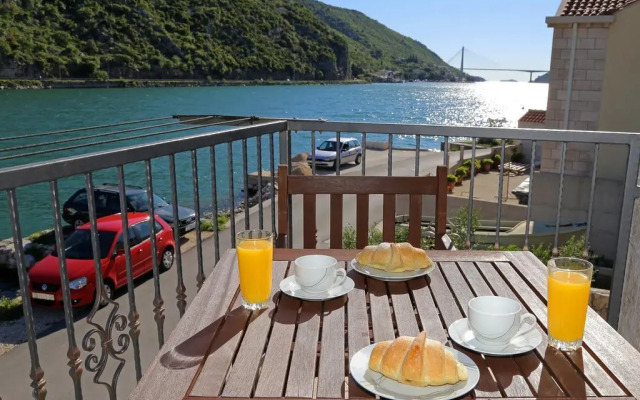 Apartment River Rose