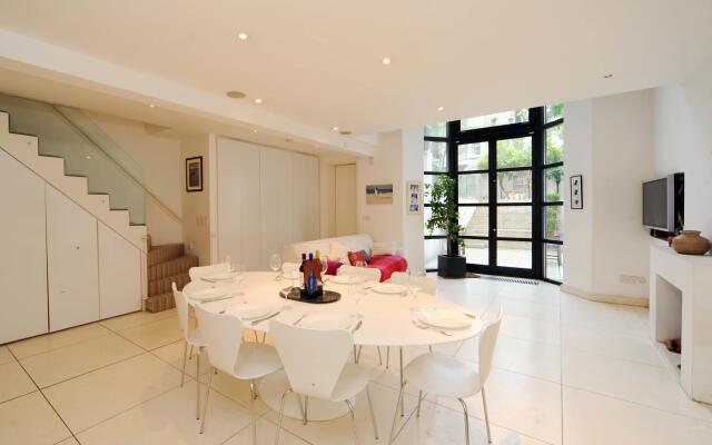 Veeve  Impressive 6 Bed Family Home Holland Park Kensington