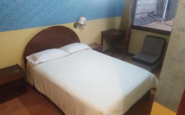 Alejandros Hotel
