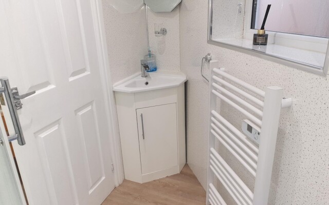 Modern 1 bed Apartment, 10 Mins to Leeds City Cent