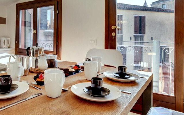 Modern Apartment with Terrace