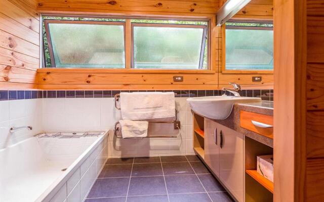 Lakeside Landing - Lake Tarawera Holiday Home