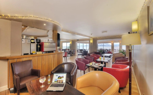Holly Tree Hotel, Swimming Pool & Hot Tub