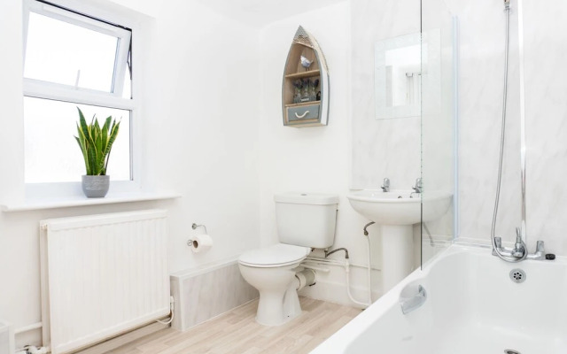 Comfy, 2 Bed House, Sleeps 6 with Garden and Free Parking in Cheltenham