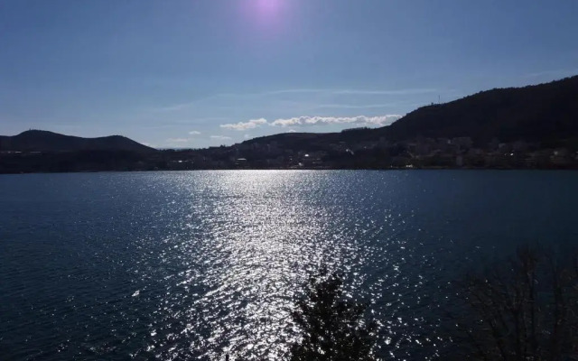 Kastoria apartment-in front of the lake,south side