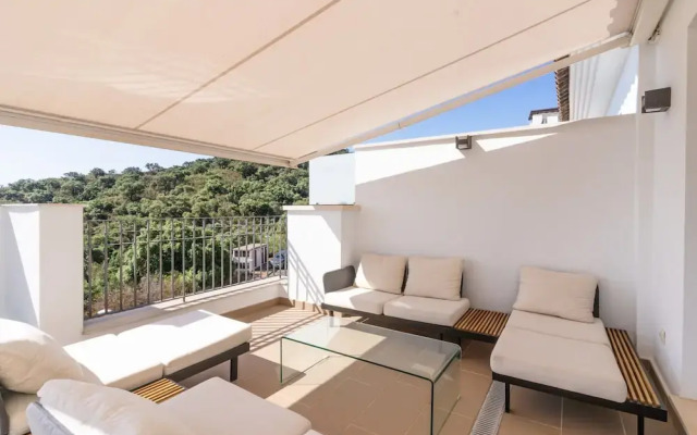 Modern Apartment With Balcony