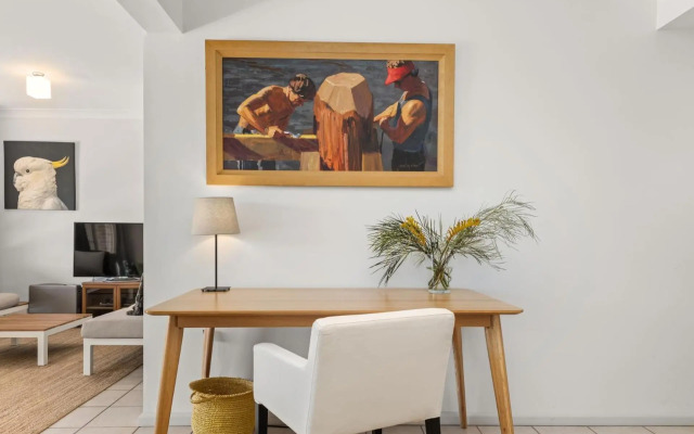 Stylish Family Beach House Walking Distance to 3 Beaches