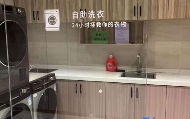 Wuhan Lanjing Hotel (Sports Center Dongfeng Company Subway Station)