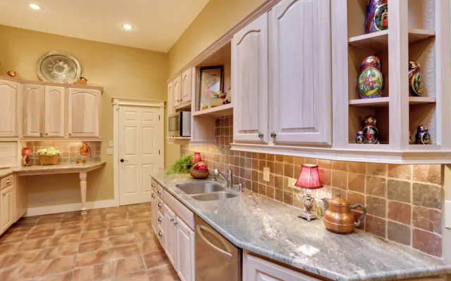 Beautiful Central Fayetteville Townhome w/ Views!