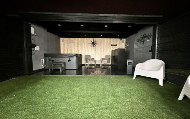 Penthouse Style 2 Bedroom House With Hot-tub