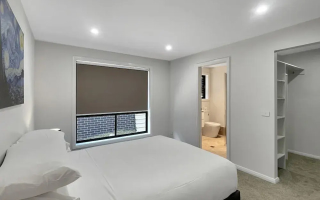 Spacious 4-bed House Near Batemans Bay Centre