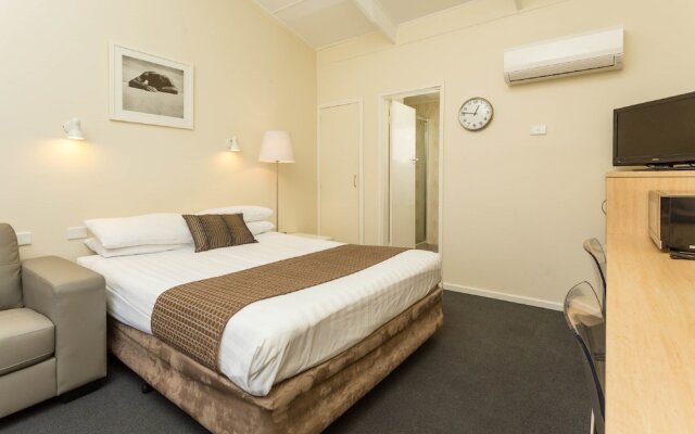 The Club Motel and Apartments